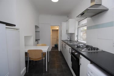 5 bed house, Abingdon Road, North Hill, Plymouth, PL46HZ - Image 1